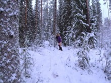 Sexo en el bosque invernal mientras cae la nieve - RosenlundX - 4K