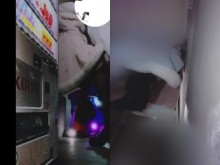 La niña salada de tipo mina terrestre de pie junto a una máquina expendedora en un callejón trasero se transforma rápidamente en una chica piadosa que sirve cualquier cosa tan pronto como descubre que el hombre espeluznante es un rico kamo-o.