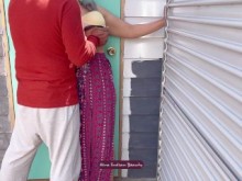 Ama de casa india infiel con un vecino - Baile lento - Besos en los labios