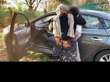 Auto público follando con una esposa hijab de hijab sexo al aire libre arriesgado con fuertes gemidos y golpes duros