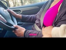El hijastro desabrocha el sujetador de Desi Stepmom en un automóvil en coche - Tetas presionadas en el viaje por carretera pública