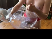 El hombre folla una transparente sexy transparente y tiene un orgasmo de creampie pulsante: mira el esperma llenarla
