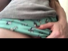 ¡No puedo gemir en voz alta! LINDA chica se masturba hasta el orgasmo # Casa de padres
