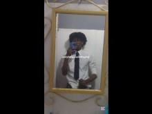 Nerdboy masturbándose delante de tu cara