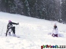 Novias haciendo snowboard, chicas lamiendo, chupando y metiéndose los dedos en coños apretados