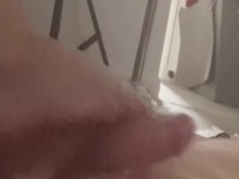 Un trabajo de pies aceitoso al día pone a la mejor amiga realmente cachonda.