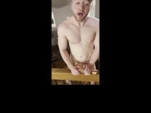 Chico en forma folla duro contra la barandilla y te da un gran creampie