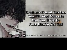 El amigo de tu hermano te pilla grabándote, fóllalo para que no lo cuente