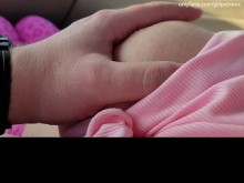 Juego con los pezones con mi hermanastra sensible y caliente de grandes tetas