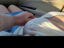 Recogí a una morena caliente con grandes tetas con un lindo suéter sin sostén después de la universidad 18+