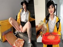 El mensajero se masturbó y chorreó sobre la pizza. Ella entregó la pizza cubierta de semen al cliente - pinkloving