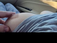 Tocando suavemente el pezón duro de una hermosa nena de grandes tetas en público