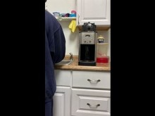 Tu marido te prepara café sin que tú lo pidas