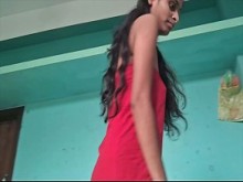 La romántica entrega del dormitorio de Saree-Clad Bhabhi a su marido