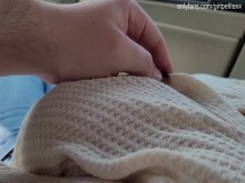 Tocando pequeñas tetas grandes en el coche