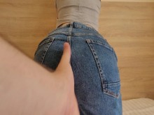 Morena caliente en jeans cortos follada por su culo redondo