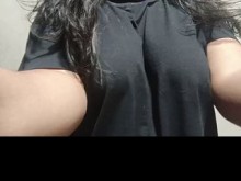 Chica cachonda jugando con grandes tetas