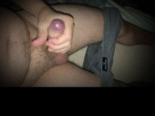 Hombre masturbándose escuchando al vecino - Orgasmo con los dedos de los pies rizados