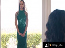 MOMMY'S GIRL - El orgullo de la MILF Penny Barber CONDUCE al apasionado placer del coño de la pequeña Alexis Tae