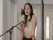 La belleza natural Queenie Sateen saborea el impresionante cuerpo de su amiga tatuada Charlotte Sins