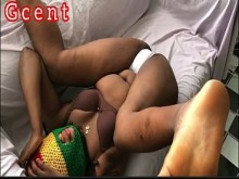 Mi hermanastra entró a mi habitación y terminé teniendo sexo con ella en el sofá.