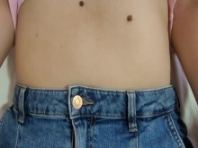 Dejé que mi hermanastro virgen me endureciera los pezones en su dormitorio después de la universidad 18+