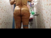 Madrastra india caliente: ducha erótica desnuda, gran culo y lavado de coño. ¡Míralo ahora!