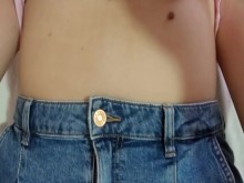 Dejé que mi hermanastro virgen me endureciera los pezones en su dormitorio después de la universidad 18+