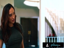 GIRLSWAY - La pequeña pelirroja Myra Moans seduce a la vecina MILF de grandes tetas Chloe Amour para divertirse haciendo tijeras