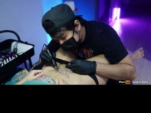 India Bhabhi enorme chorros mientras se hace un tatuaje