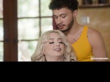 Chica caliente de yoga utiliza a un chico para estirar su culo y su coño parte 1