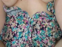 Hermanastra de grandes tetas rebotantes en vestido de tirantes es follada como una puta