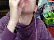 ¡Cosa hecha rápidamente! Semen en la comida - ¡Mamada POV y semen en M&Ms!