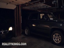Reality Kings - Hombre mayor engaña con la niñera Alina Lopez en su auto
