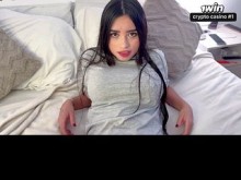 Compartiendo la cama con la pequeña hermanastra de vacaciones