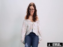 DE CERCA - ¡Cómo las mujeres alcanzan el orgasmo con las tetas grandes Cutie Leana Lovings! ¡MASTURBACIÓN FEMENINA EN SOLITARIO! ESCENA COMPLETA