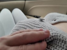 Jugando con la hermanastra adolescente de grandes tetas naturales en el auto 18+