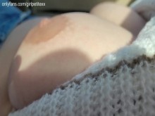 Hermanastra de tetas grandes y suaves tocando suavemente