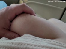 Tocando pequeñas tetas grandes en el coche