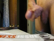 Masturbándose con el porno.......
