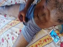 Chico cachondo amateur viendo porno por teléfono y masturbándose su polla negra