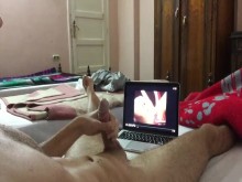 MUY CALIENTE MIRANDO PORNO ENORME ORGASMO