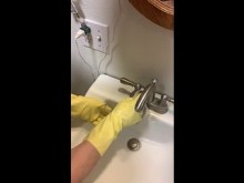 Tu marido limpia el lavabo del baño sin que tú se lo pidas