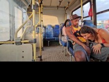 Una pareja desvergonzada practica sexo en el autobús mientras una pasajera en el asiento de atrás lo graba todo.