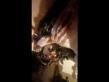 Nena gótica prepara su perfecto coño rosado