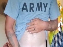 Mecánico del ejército masturbándose