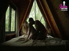 Sexo anal íntimo en una cabaña con una rubia perfecta