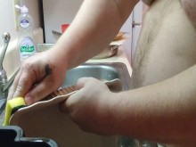 Un hombre lavando los platos!!! PT. 1