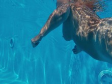 El chico de la piscina y la sexy milf - Dreamescapades