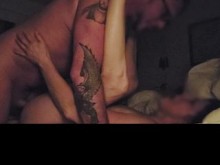 Porno para mujeres. Esposa MILF tiene una aventura romántica.